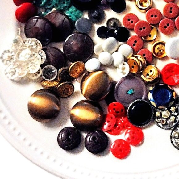 BUTTONS ~  1 Lb. Mixed LOT #2 ~ All Types, Sizes, Ages ~ INCLUDES SORTED SETS! - Picture 5 of 6